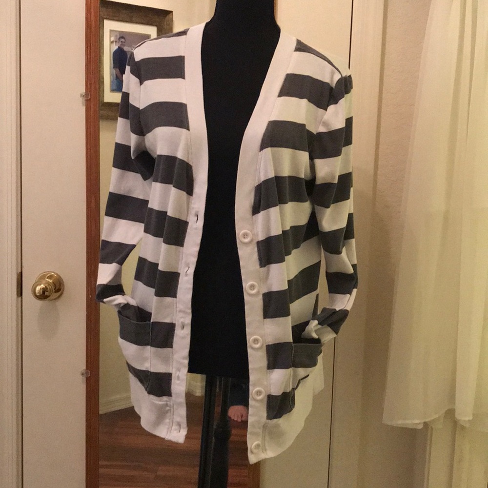 Light weight grey & white button down w/pockets - Picture 2 of 6